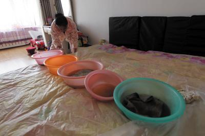 西林楼上漏水，住户失联，小区没物管，业主维权难！律师来支招……